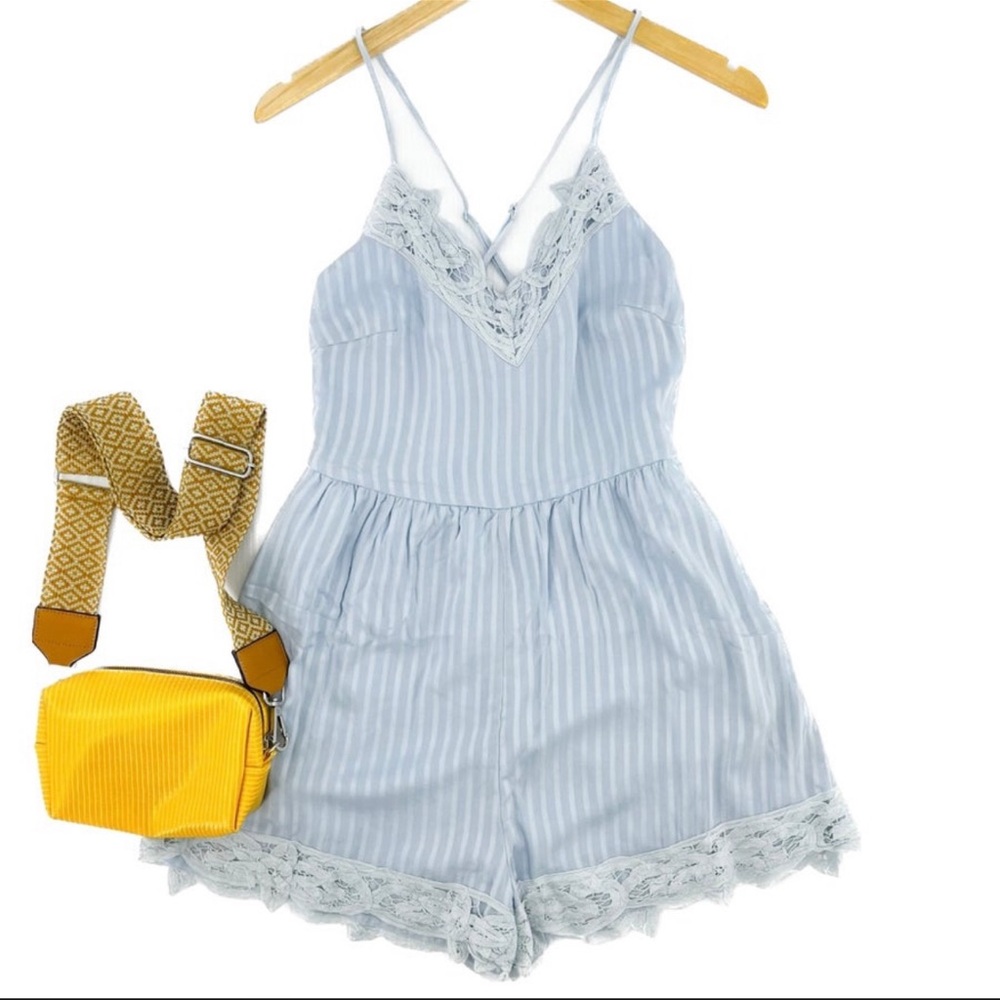 Crochet detailed romper 🩵🤍